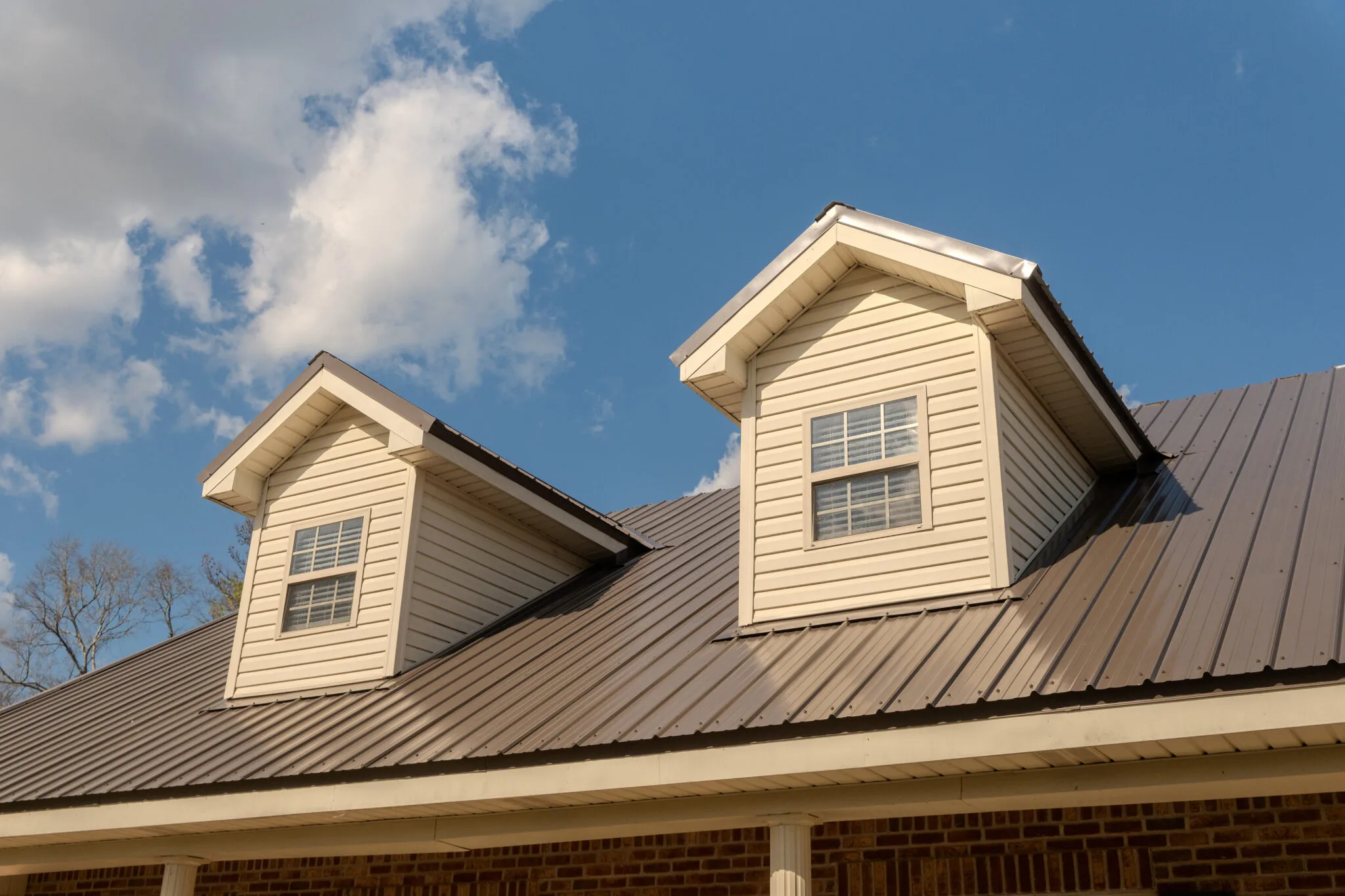 Mississippi home with a new roof installed by Strength Roofing & Siding